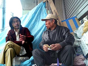兄ィが手に持っているのは「本手帳」。これがないと、アブレの支給がない。 兄ィが手に持っているのは「本手帳」。これがないと、アブレの支給がない。