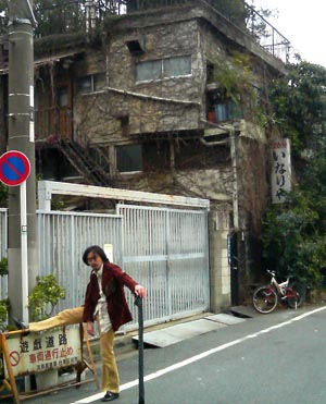 いなりやの前で。この店構えでは、たいていの人間がビビってしまうが…… いなりやの前で。この店構えでは、たいていの人間がビビってしまうが……