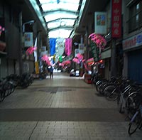 いろは通りは夜になると、両脇に布団がズラリ。放置自転車がメチャクチャ多いのも特徴。 いろは通りは夜になると、両脇に布団がズラリ。放置自転車がメチャクチャ多いのも特徴。