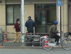 マンモス交番で警官に叱られる先生。「写真撮りたきゃ広報を通せ!」とお叱りを受けました。 マンモス交番で警官に叱られる先生。「写真撮りたきゃ広報を通せ!」とお叱りを受けました。