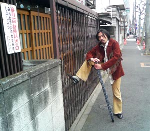 足をかけているのは、取材を断られた腹いせではありません。先生おきまりのポーズです。 足をかけているのは、取材を断られた腹いせではありません。先生おきまりのポーズです。