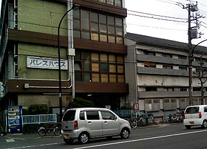 パレスハウスは東京でもっとも安い宿の一つ。ちなみに隣の建物の窓が目張りされているのは、侵入者を防ぐためだとか。 パレスハウスは東京でもっとも安い宿の一つ。ちなみに隣の建物の窓が目張りされているのは、侵入者を防ぐためだとか。