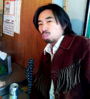 寿司屋の様子。ちなみに、この左手では 競輪のノミ行為(らしきもの)が行われていました…… 寿司屋の様子。ちなみに、この左手では 競輪のノミ行為(らしきもの)が行われていました……