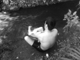 なんとか水から上がり、身体を拭くほろほろ先生。なんか背中が淋しい…… なんとか水から上がり、身体を拭くほろほろ先生。なんか背中が淋しい……