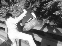 またまた飛び降りようとするほろほろ先生。太宰入水地点のオーラがこうさせるのか…… またまた飛び降りようとするほろほろ先生。太宰入水地点のオーラがこうさせるのか……