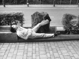 感人先生が足蹴にしているのは、青森金木町の石。太宰入水地点に置かれてます。 感人先生が足蹴にしているのは、青森金木町の石。太宰入水地点に置かれてます。