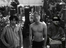 お墓の前で撮った写真に写り込んでいたX氏…… ていうか、ほろほろ先生の格好なに!? お墓の前で撮った写真に写り込んでいたX氏…… ていうか、ほろほろ先生の格好なに!?
