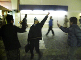 高円寺駅前で「オナニー!」と叫ぶ大学院生。みんな面白がって写真を撮ってます。 高円寺駅前で「オナニー!」と叫ぶ大学院生。みんな面白がって写真を撮ってます。